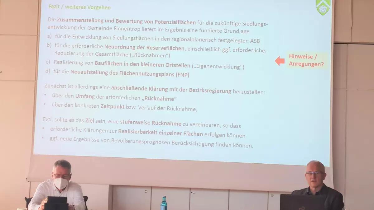 Dr. Jürgen Schewe (r.) stellt das gesamtkommunale städtebauliche Entwicklungskonzept vor.