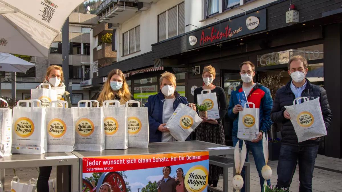 Der Aktionsring Altenhundem verkauft auf dem Wochenmarkt Schatztüten. Mit der Aktion soll der gebeutelte Handel unterstützt werden. 