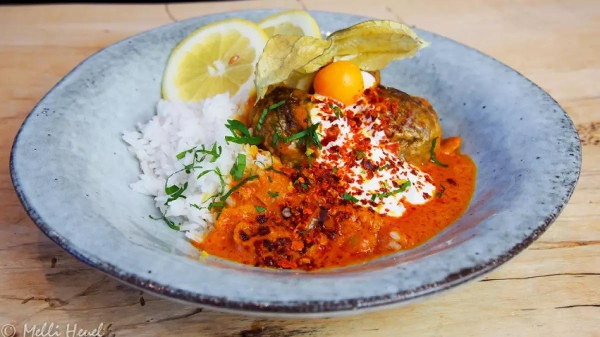 Heute wird es indisch: Melli Heuel zeigt, wie man Hackfleischbällchen a la Bollywood zubereitet.