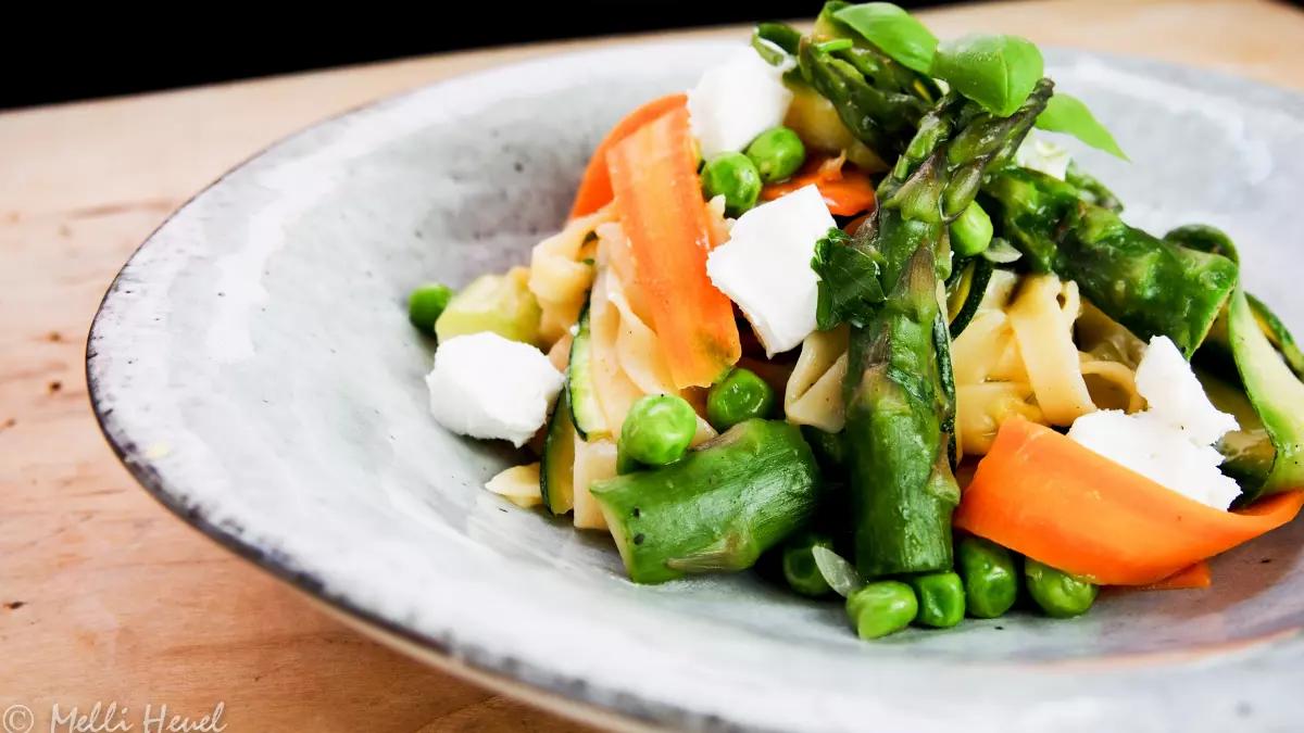 Frühlingsfrisch auf den Tisch: Lecker und leicht ist diese One Pot Pasta mit Spargel von Melli Heuel.