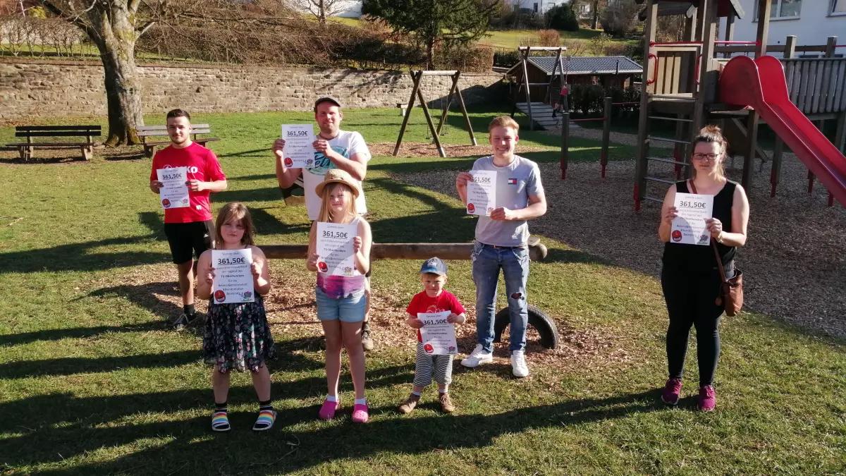 Strahlende Gesichter bei der Spendenübergabe. 