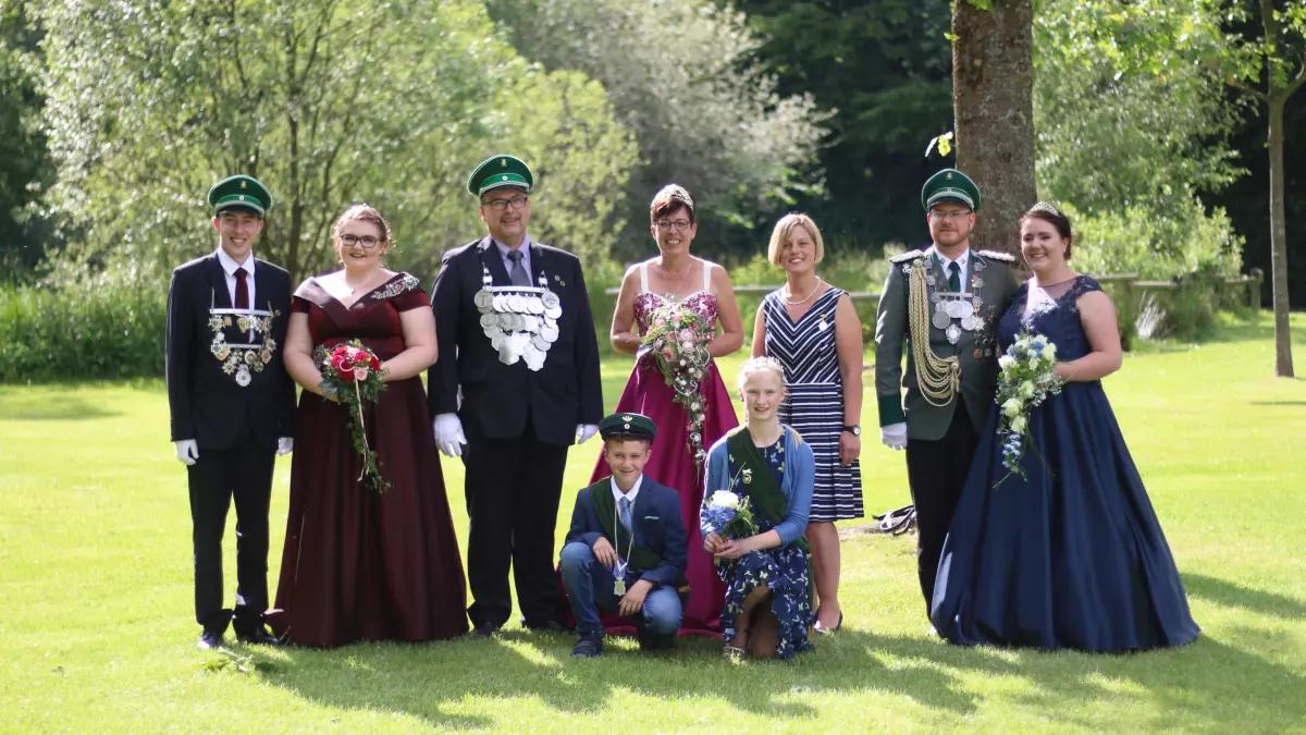 Die Majestäten des St. Clemens-Schützenvereins Drolshagen bleiben ein weiteres Jahr im Amt.