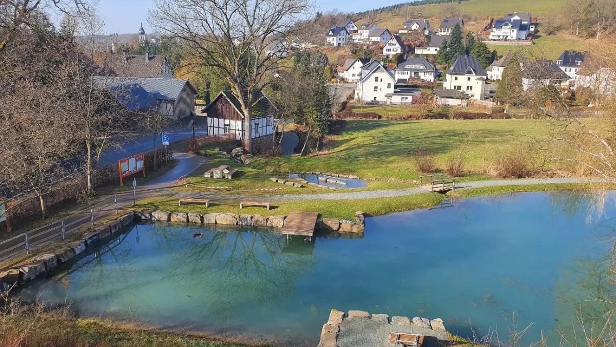 Der Fretteraner Lieblingsplatz würde eine tolle Aussicht auf die Teichanlage un den Ort bieten.