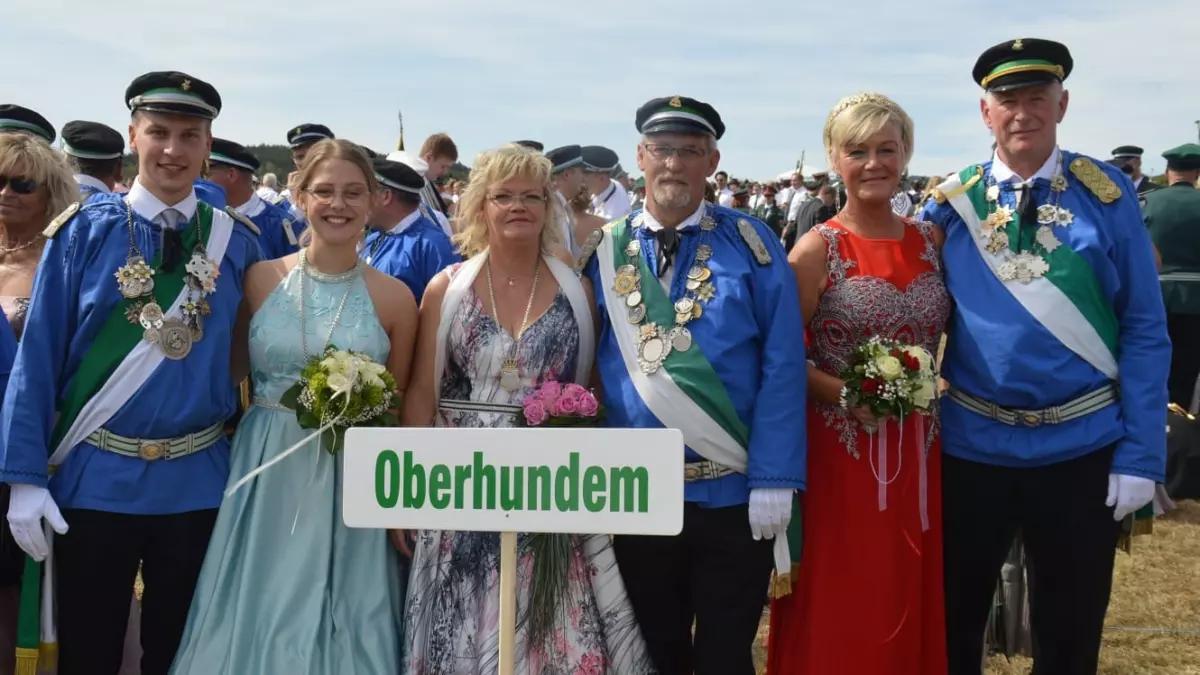 Die Majestätenpaare aus Oberhundem.