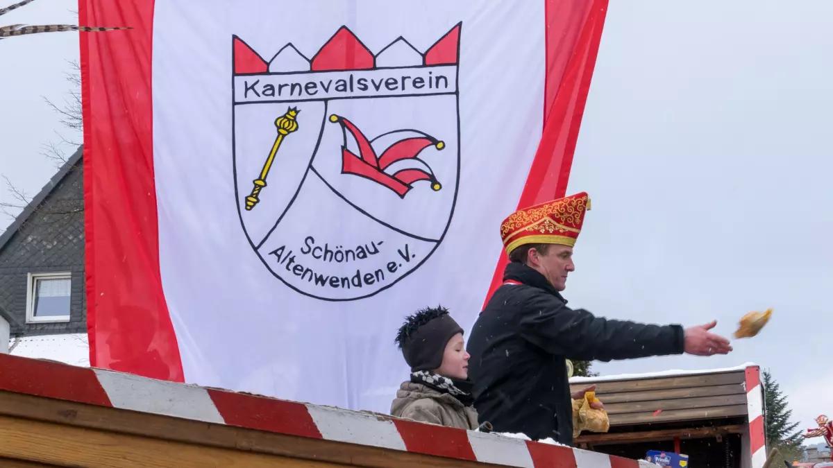 Karneval in Schönau-Altenwenden - hier Bürgermeister Bernd Clemens beim Rosenmontagszug auf einem Wagen.