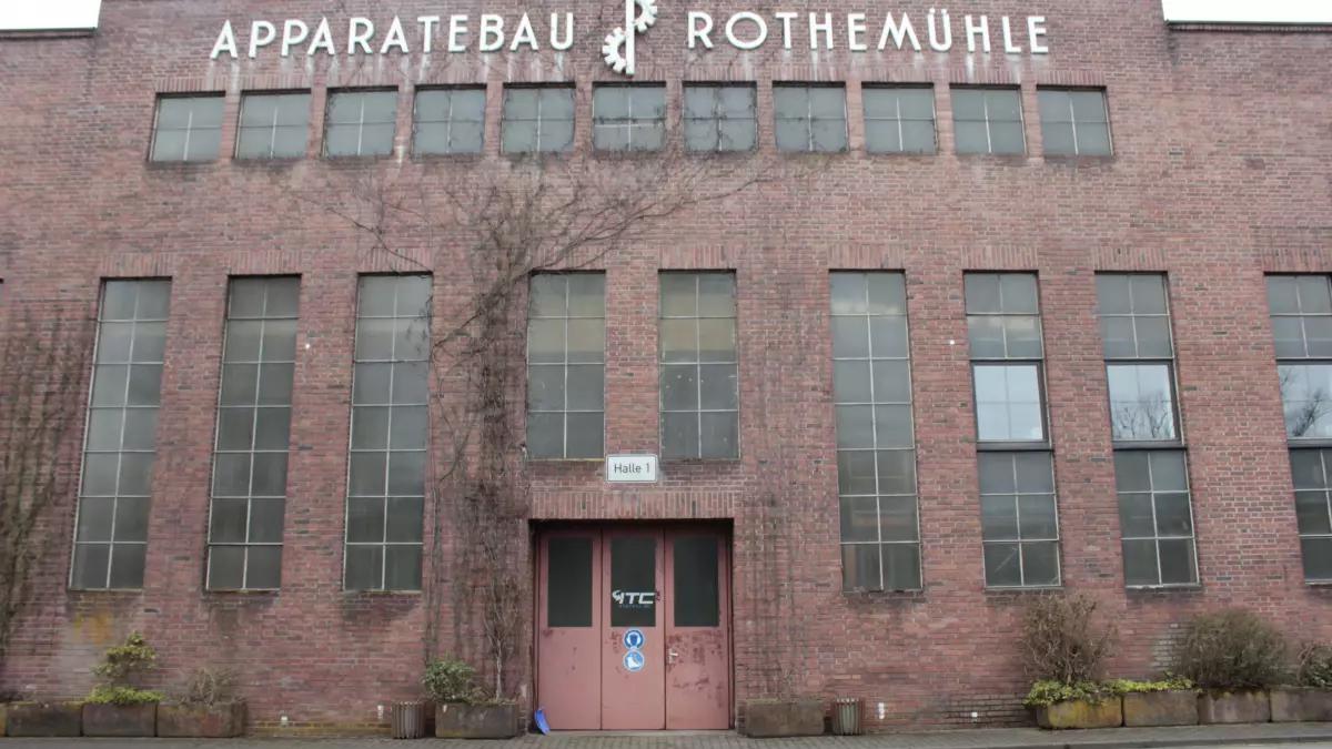 Blick auf eine der großen Hallen auf dem Firmengelände.