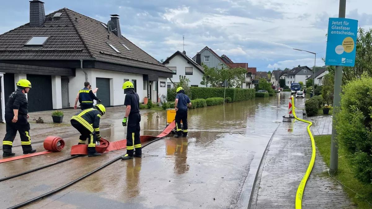 Einsatz von Feuerwehr und THW beim Starkregenereignis in der Gemeinde Wenden am Freitag, 4. Juni.