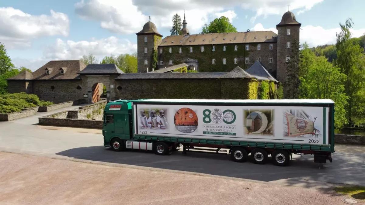 Der Truck wird die nächsten Monate durch ganz Deutschland fahren und Werbung für das Jubiläumsschützenfest machen.