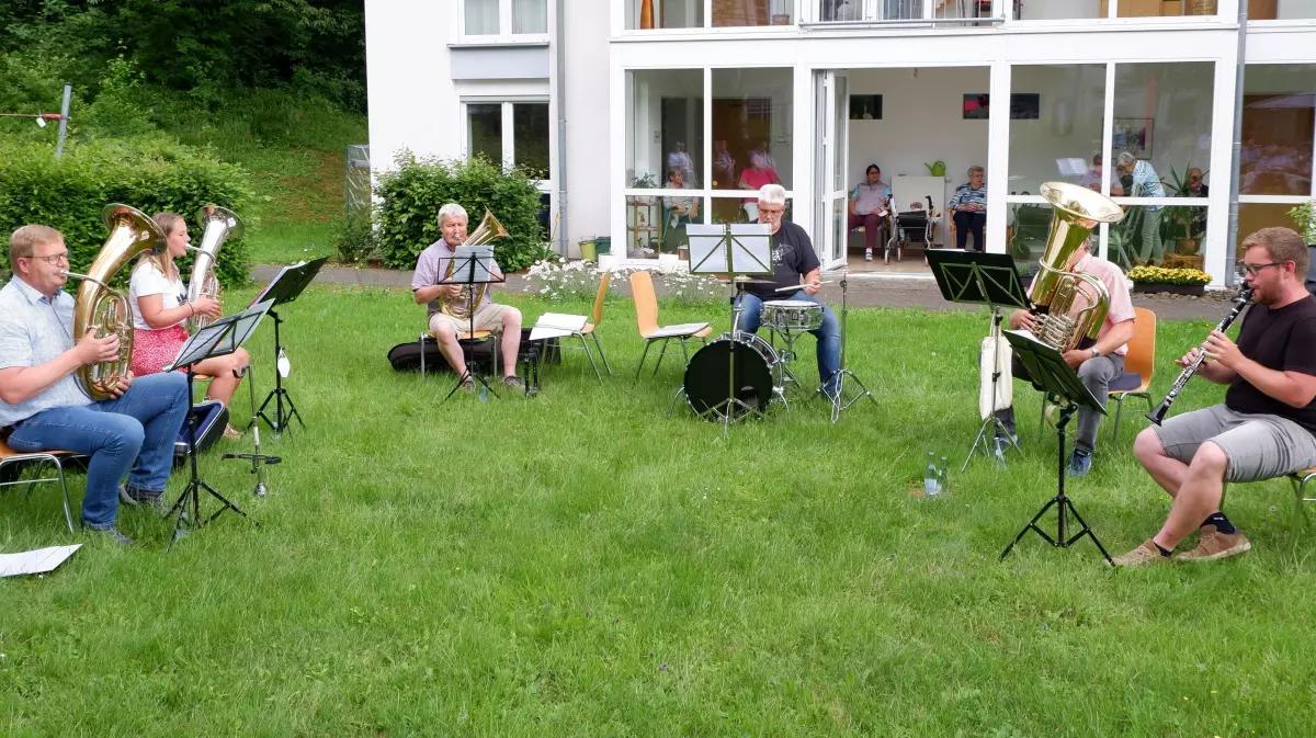 Die Musiker von „Tiefes Blech“ sorgten für gute Stimmung im Haus Habbecker Heide: Stephan Kümhof, Theresa Wittenzellner, Franz-Joseph Becker, Roland Bertermann, Johannes Schröer und Philipp Becker (v.l.).