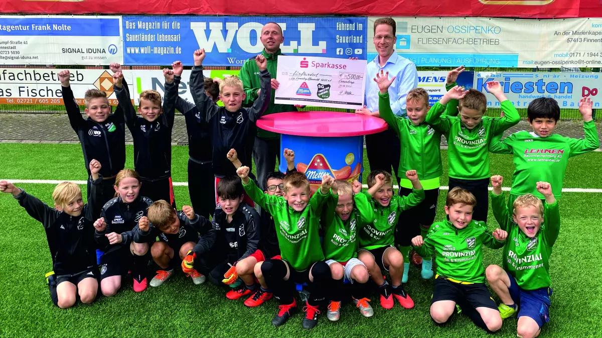 von links: Phillip David, Jugendvertreter der SG Finnentrop/Bamenohl, und Tobias Metten, geschäftsführender Gesellschafter Metten Fleischwaren.