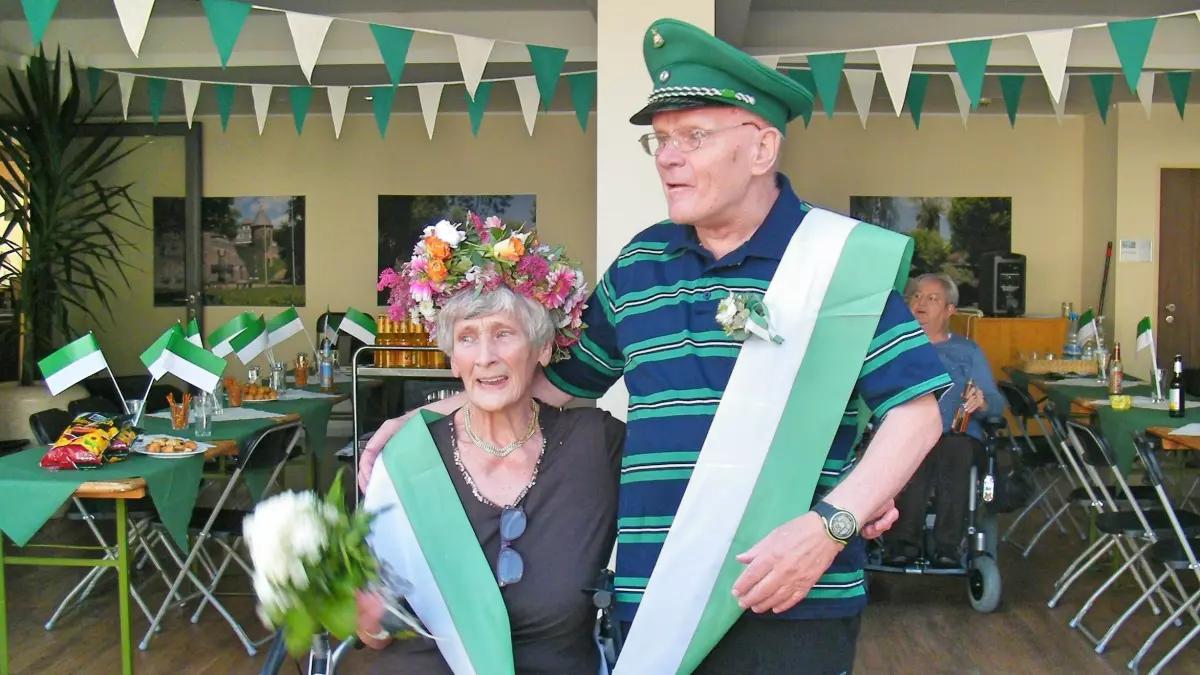 Schützenkönigin Christiane Decher und Schützenkönig Günter Popp wurden mit Schärpe, Kranz und Sträußchen gekrönt.