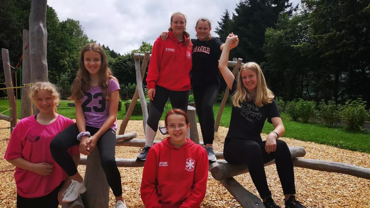 Erst einen Tag zuvor den Lehrgang erfolgreich absolviert: die frisch ausgebildeteten Sporthelferinnen des SC Oberhundem.