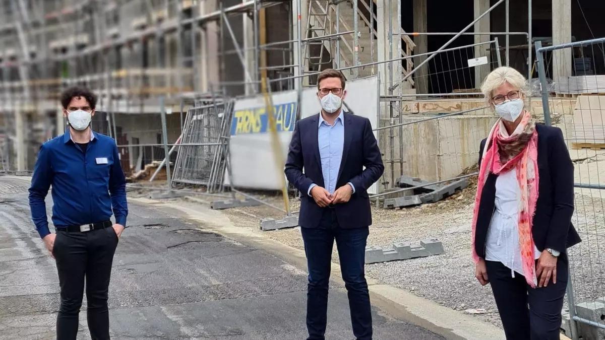 Florian Müller (Mitte) mit Silke von Bültzingslöwen und Martin Sweeney.