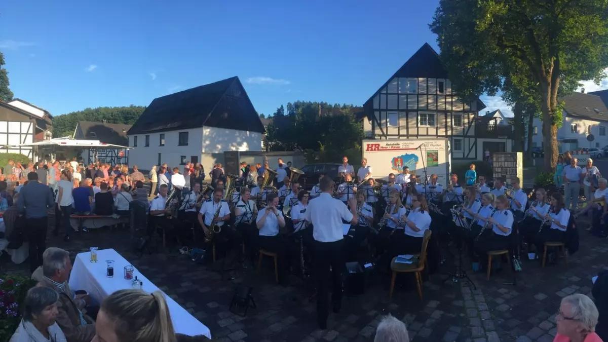 Der Musikzug Wenden vor zwei Jahren beim letzten Serenadenkonzert. In diesem Jahr findet es auf der Wiese unter dem Pfarrheim statt.