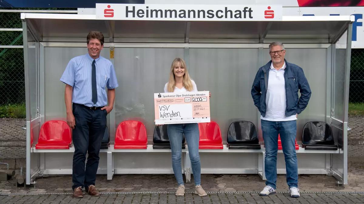 Caterina Breuer (Ressort Marketing) und Christoph Clemens (Ressort Spiel- und Trainingsbetrieb, rechts) freuten sich, als Paul Sieler, Niederlassungsdirektor Wenden, ihnen kürzlich den symbolischen Spendenscheck überreichte