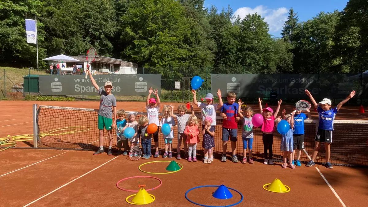 Attendorner Tennisclub sammelt mehr als 700 Euro für Flutopfer