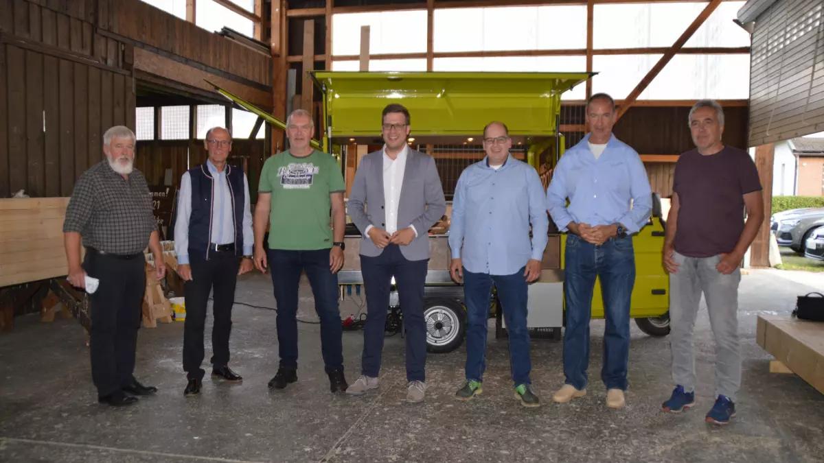 Der CDU-Bundestagskandidat Florian Müller (Mitte) beim Besuch Mit dabei (von links): Rolf Schöpf, Wolfgang Teipel, Jürgen Bock, Ralf König, MdL Jochen Ritter und Uli Selter.