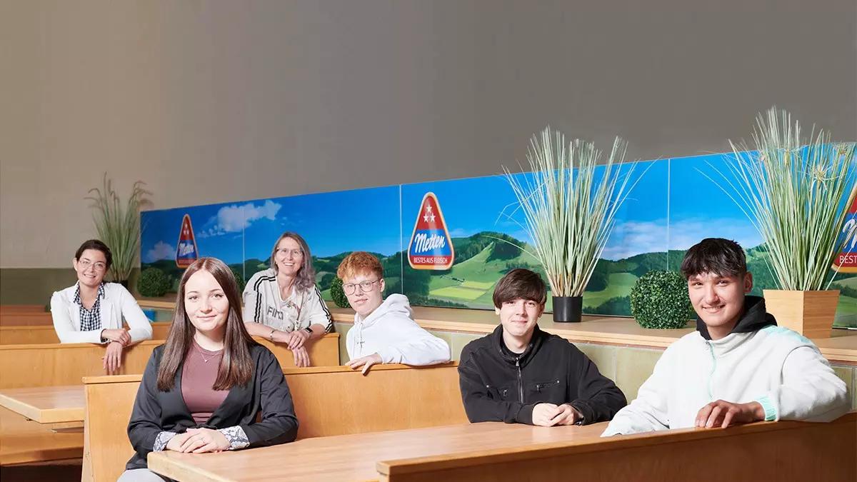 Petra Palla, Leiterin Personal und Soziales, sowie Irina Weich, Mitarbeiterin im Personalwesen, heißen die neuen Auszubildenden bei Metten herzlich willkommen.