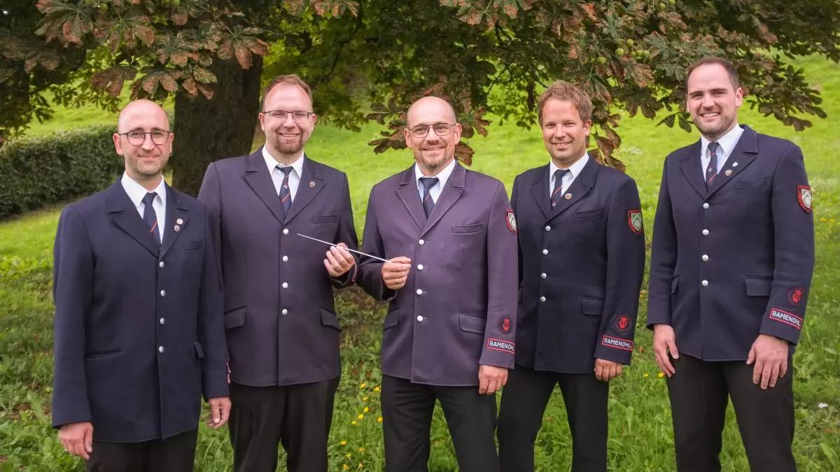 Micha Klappert (Mitte) wird beim Musikzug der Freiwilligen Feuerwehr Bamenohl als Dirigent Nachfolger von Frederik Linn (2.v.l.). Ebenfalls im Bild die Musiker (v.l.) Sebastian Bergmoser,  Stefan Schmidt und Jonas Wintersohle.