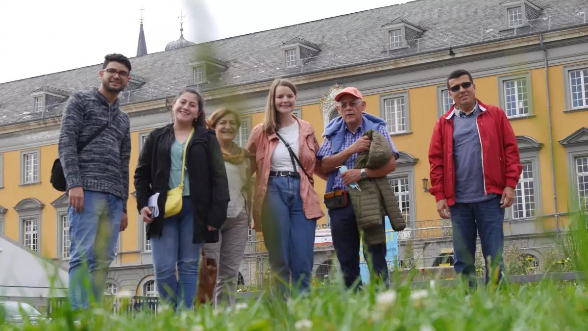 Fünf Kolumbianer:innen mit der 2. Vorsitzenden Rebekka Schröder (Mitte).