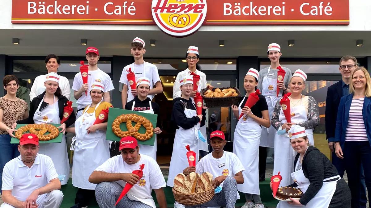 Das Foto zeigt die neuen Auszubildenden mit Tatjana und Thomas Hesse sowie den Azubibetreuern Svenja Lersch (Verkauf), Nicole Beckmann (Konditorei) und Carsten Nasse (Bäckerei).