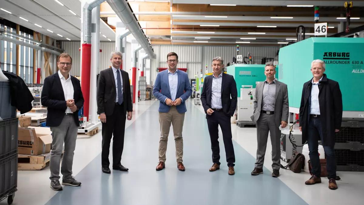 von links: Geschäftsführender Gesellschafter Christopher Mennekes, Staatsekretär Steffen Bilger, CDU-Bundestagskandidat Florian Müller, Geschäftsführer Volker Lazzaro, Marco Albrecht (Mennekes), Michael Färber, Fraktionsvorsitzender CDU-Kirchhundem.