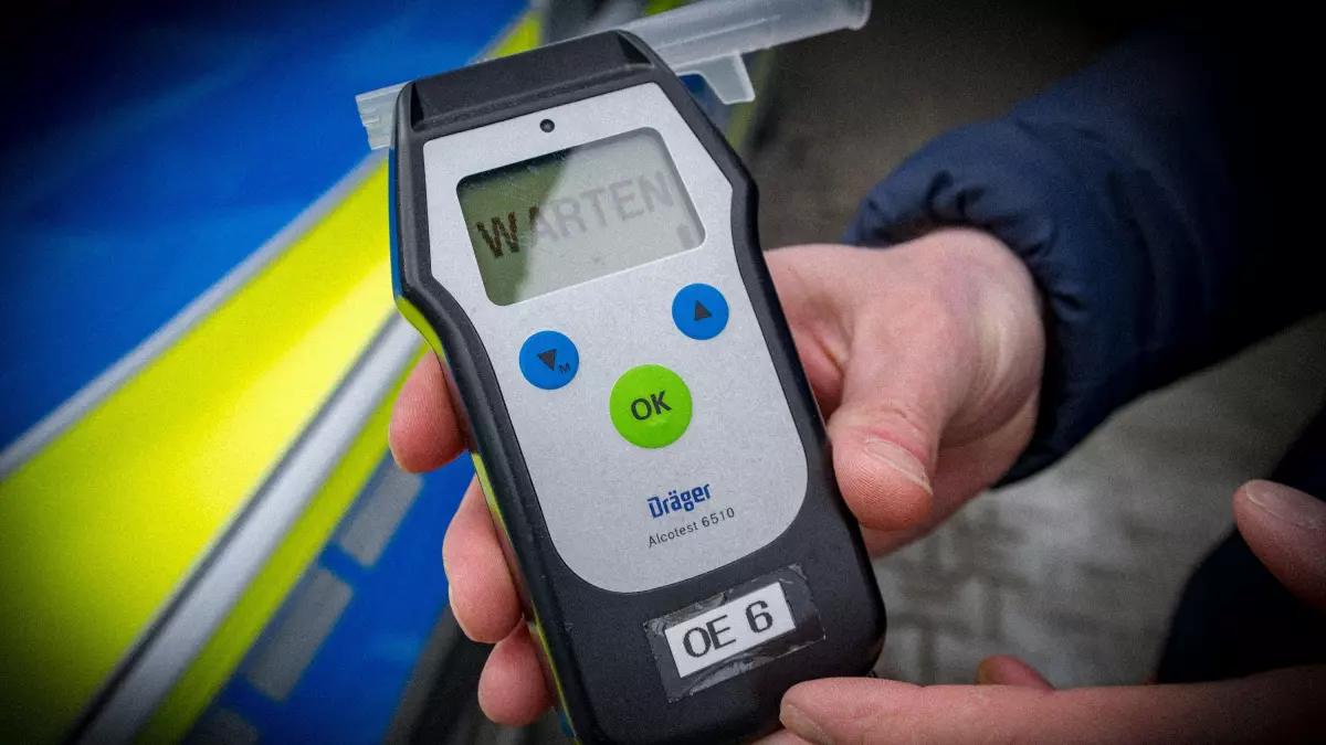 Alkoholisierter Fahrer rammt Pkw beim Ausparken