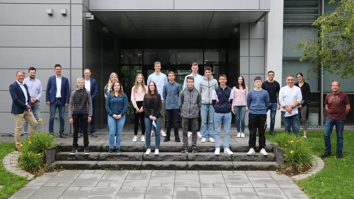 Sie haben ihren Berufsweg bei Kemper eingeschlagen: Sechs gewerbliche und drei kaufmännische Auszubildende sowie drei duale Studenten.