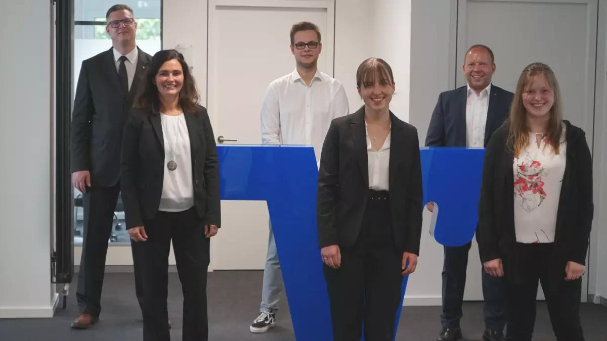 Bei der Begrüßung der neuen Volksbank-Auszubildenden (von links): Markus Stottmeyer (Vorstandsmitglied), Michaela Sieler (Ausbildungsleitern), Fabian Müller, Marie Quast, Marco Heinemann (Vorstandsmitglied) und Annika Rademacher.
