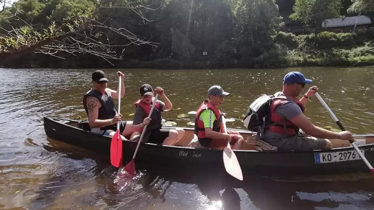 Tagsüber paddeln, abends am Lagerfeuer sitzen: Die Kanu-Touren der OT Grevenbrück sind bei Groß und Klein beliebt.