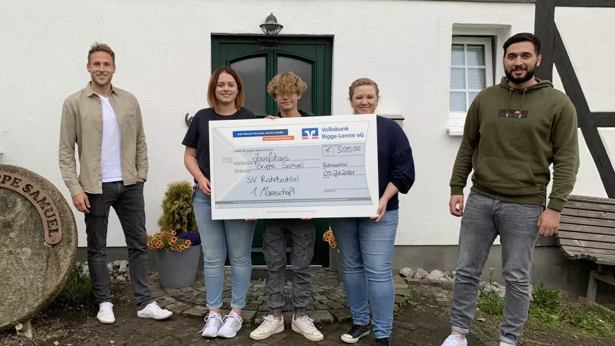 Freude in der Gruppe Samuel in Kruberg: (v.l.) v.l.: Jan Oberste-Dommes (SVR), Tabea Ludwig (stellv. Gruppenleiterin), Dustin, Ina Schelle (Gruppenleiterin) und Yllnor Seferi (SVR).