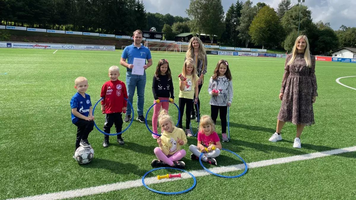 von links: Gabriel Annen (1. Vorsitzender RWH), Jessica Schönauer (Breitensportleitung RWH), Anne Jahn (Leitung Familienzentrum Arche Noah) und Kinder der Einrichtung.