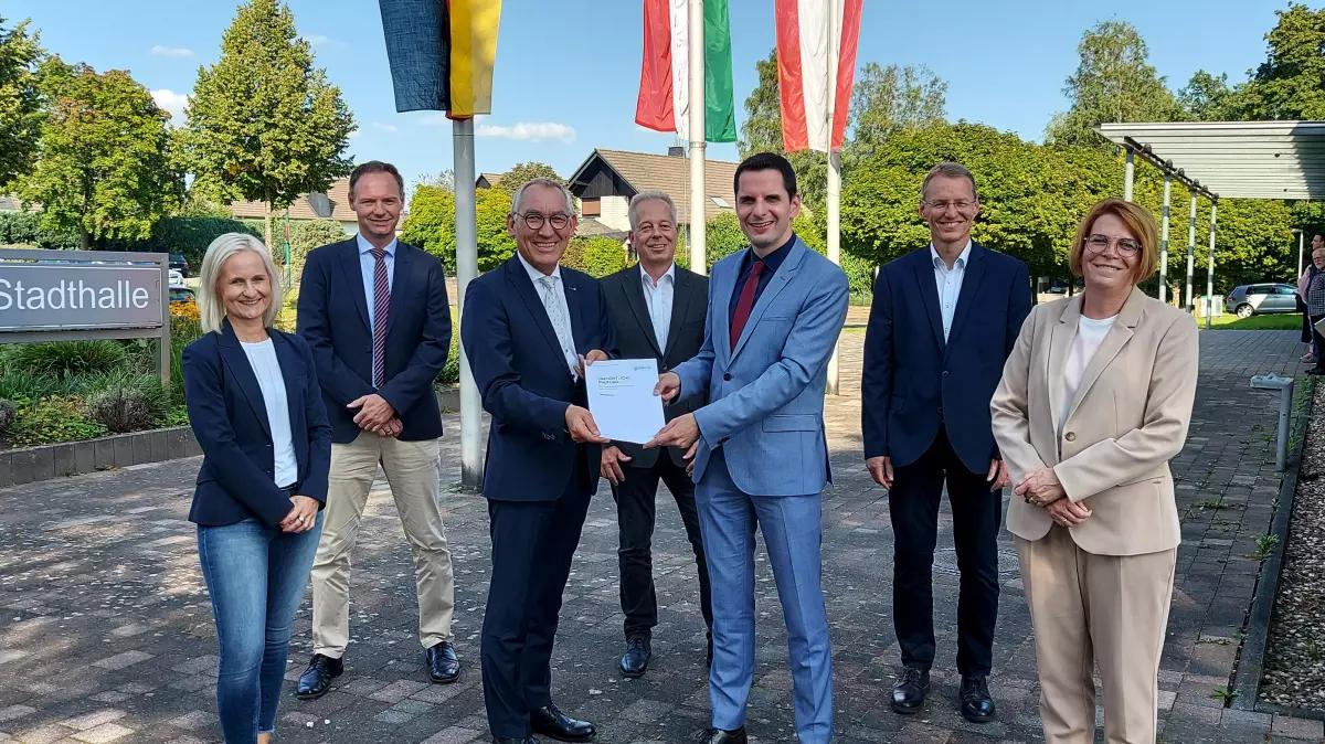 Bei der Übergabe (von links): Daniela Schmidt-Freing (Rechnungsprüfungsamt), Markus Daschner (gpaNRW), Heinrich Böckelühr (Präsident gpaNRW), Beigeordneter Carsten Graumann, Bürgermeister Christian Pospischil, Kämmerer Klaus Hesener und Ute Ledebur (gpaNRW).