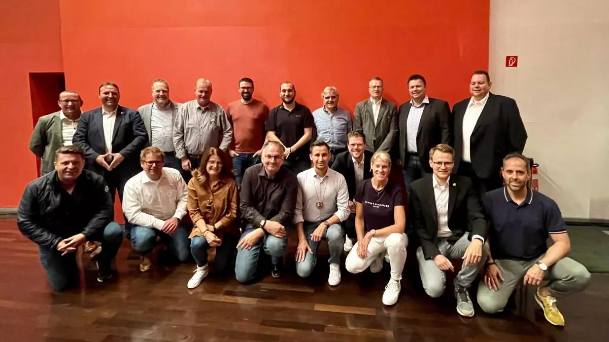 Wiedergewählte Elferratmitglieder und anwesende Jubilare bei der Jahreshauptversammlung der KG Attendorn.