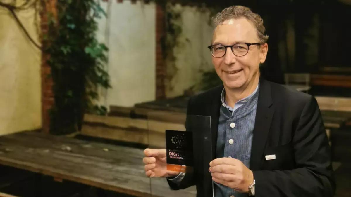 BEULCO-Geschäftsführer Jürgen Schütz mit der Auszeichnung.