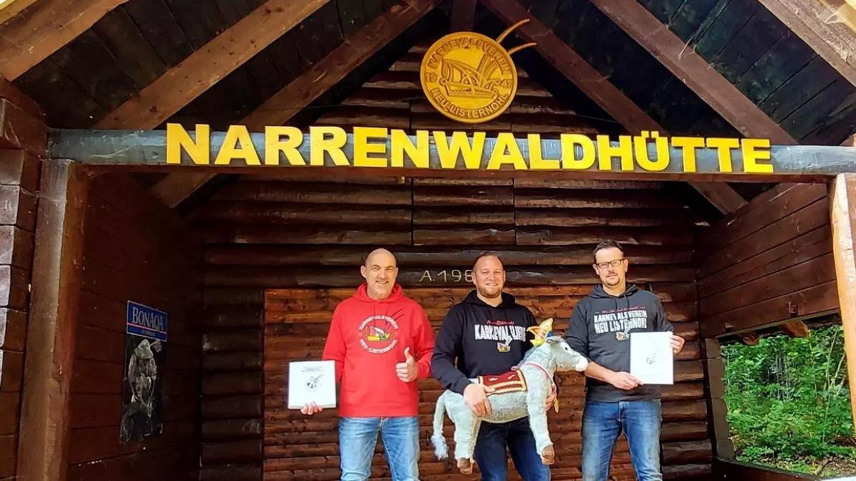 Der Arbeitskreis Chronik präsentiert stolz das fertige Werk (von links: Tom Kleine, Florian Strautz und Frank Burghaus. Es fehlt Michael Schnüttgen).