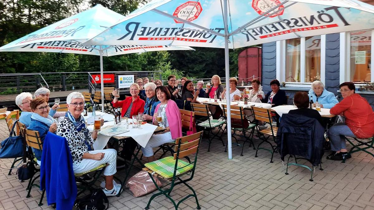 Mit einem kleinen Sommerfest feierten die Sängerinnen des Frauenchores Hützemert den 30. Chorgeburtstag.