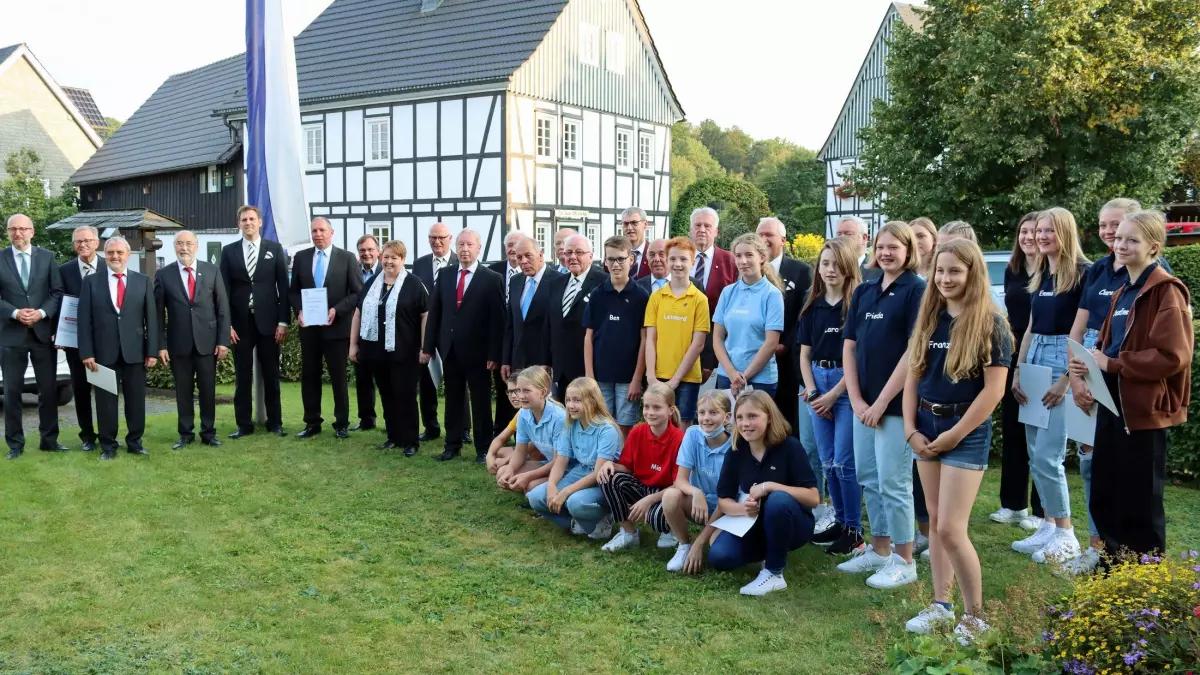 Sängerehrung in Drolshagen: Alle Sänger vor der Dorfgemeinschaftshalle.