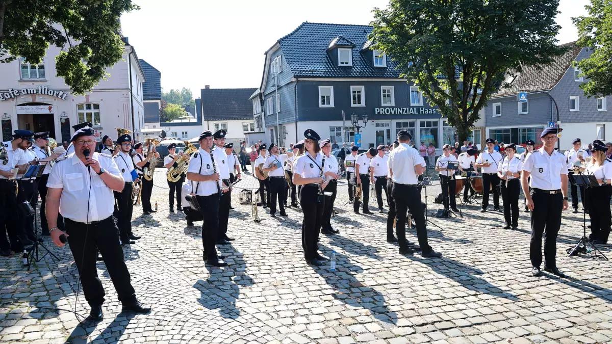 Auf dem Marktplatz in Drolshagen fand am Sonntag das Benefizkonzert statt.