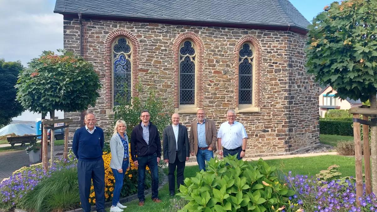 Beim Ortstermin an der Kapelle in Lenhausen (von links): Martin Vollmert, Veronika Schröer, Joachim Blume (alle Kirchenvorstand) Pfarrer Reimund Kinold, Bürgermeister Achim Henkel und Josef Wurm von der Stiftung der Sparkasse für die Gemeinde Finnentrop.
