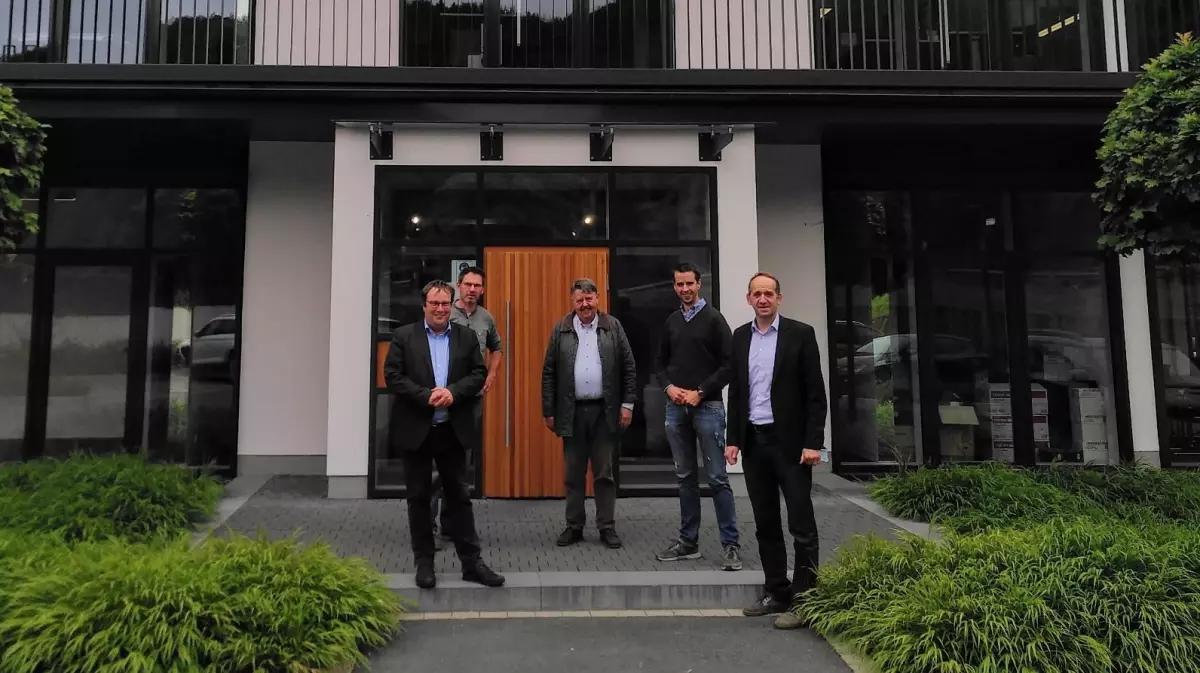 Beim Firmenbesuch in Lenhausen (von links): Oliver Krischer, Gregor Kaiser, Peter und Rolf Vente, Holger Thamm.