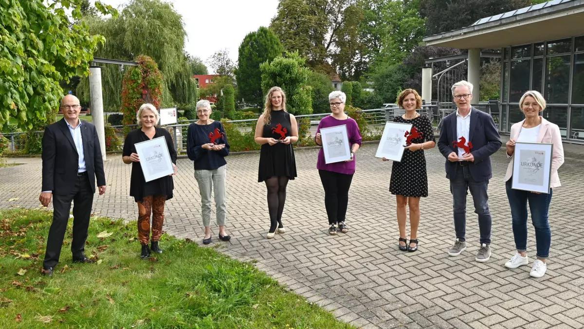 Die Vertreter der vier ausgezeichneten Projekte, darunter Ulrike Wesely und Liz Lammers (2. und 3. von links) von MuT Sauerland.