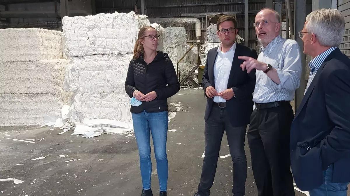 Zu Besuch in der Papierfabrik: (v.l.) Dr. Barbara Schäfer, Florian Müller, Dr. Christopher Grünewald und Michael Färber.