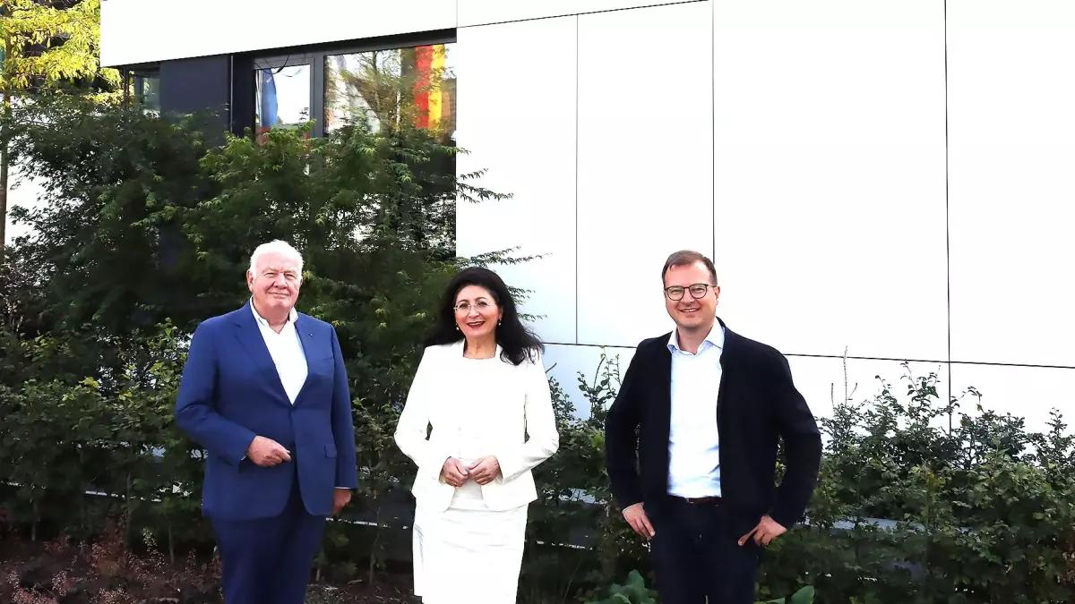 Nezahat Baradari wurde von den Geschäftsführern Christoph (rechts) und Walter Mennekes empfangen.