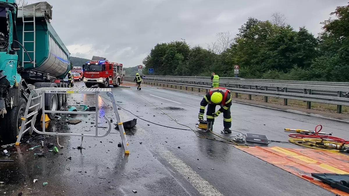 Bei einem Lkw-Unfall auf der A 45 wurde ein Lkw-Fahrer schwer verletzt.