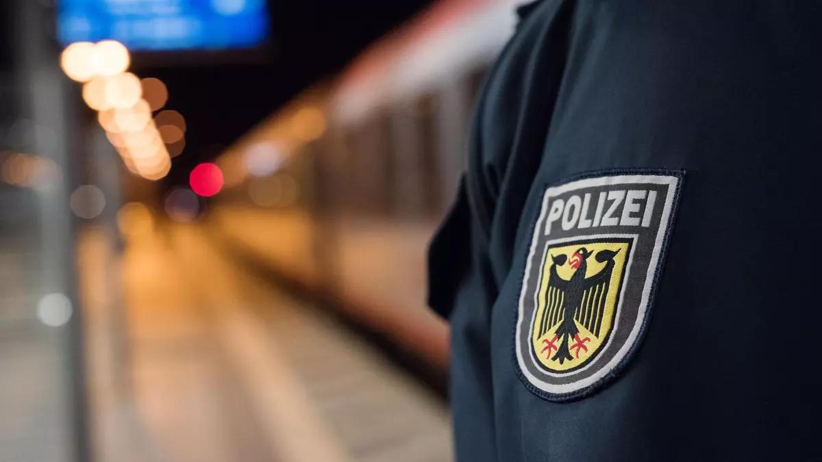 Frau eskaliert bei Kontrolle und kippt Bundespolizist Getränk ins Gesicht