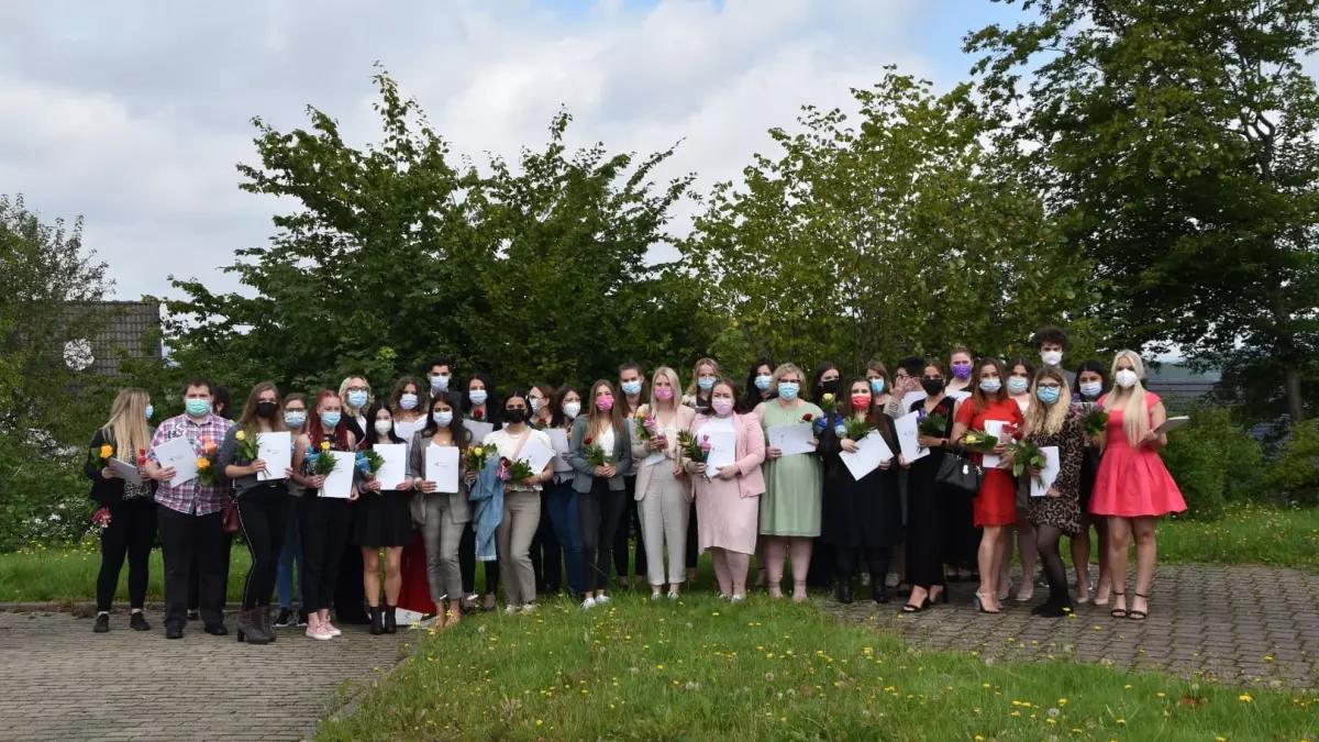 33 neue Fachkräfte für Altenpflege haben ihre Ausbildung erfolgreich an der Fortbildungsakademie für Gesundheitshilfe abgeschlossen.