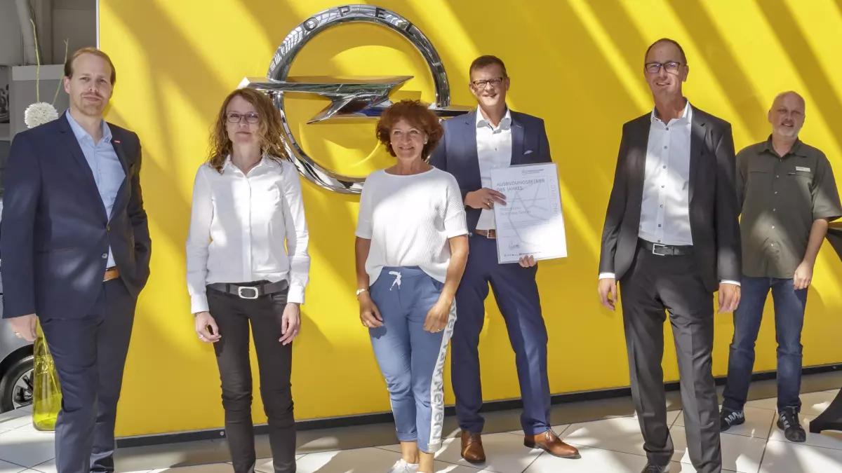 HwK-Geschäftsführer Fabian Bräutigam (links) und Jens Brinkmann von der Volksbank in Südwestfalen überreichten Hoppmann-Geschäftsführer Andreas Wilke (Dritter von rechts) die Nominierungsurkunde.