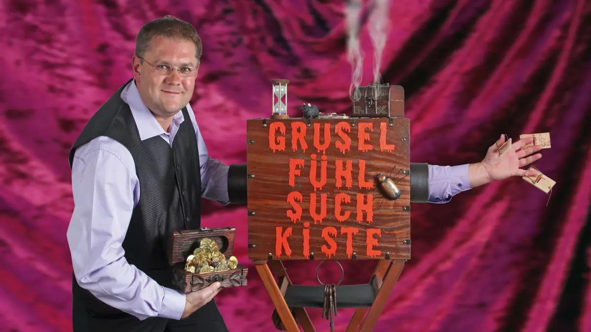 Zauberer Thorsten Rosenthal wird in der Wendener Hütte den Zuschauern seine Tricks zeigen.