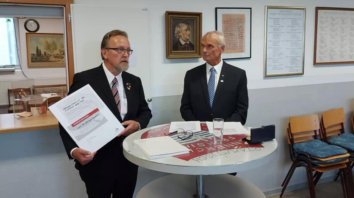 Steffen Keller, Vorsitzender des Sängerkreises Bigge-Lenne, überreichte dem Vorsitzenden der Ottfinger Chöre, Günter Stock, die Jubiläumsurkunde.